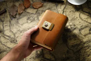 Vintage Leder Notizbuch mit Zahlenschloss im Retro Stil handgehaltenes Tagebuch Geschenk.