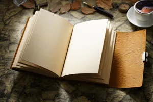 Vintage Leder Notizbuch mit Schloss, blanko Seiten, rustikaler Planer zum Zeichnen.