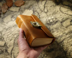 Handgemachtes Vintage Echtschafleder Notizbuch mit Metallschloss für Tagebuch und Geschenk.