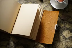 Detailansicht des Vintage Lederjournals mit handgemachtem Einband, Schloss und Seiten.
