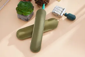 Grüne Leder Stifthülle Detailaufnahme, handgemachte Vintage Schreibwaren Schutztasche.