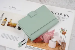 Mintgruene A6 Planer Notizbuchhuelle aus Leder mit Narbenstruktur und Magnetverschlussriemen.