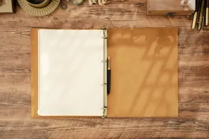 Dettaglio di agenda in vera pelle formato A4 con rilegatura ad anelli in metallo.