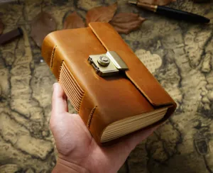 Detailaufnahme des Vintage Lederjournals mit Zahlenschloss, handgemachte Retro Notizbuch Textur.