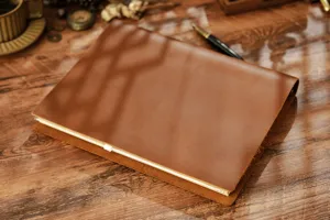 Dettaglio taccuino in pelle crazy horse retro, rilegatura agenda schizzi A4 grande texture.