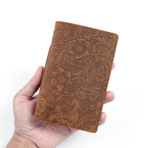 Handgefertigtes Vintage-Ledernotizbuch und tragbares Skizzenbuch mit gepraegtem Blumenmuster.