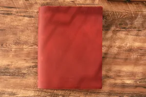 Quaderno raccoglitore A4 in pelle crazy horse rosso vintage, vista dettagliata.
