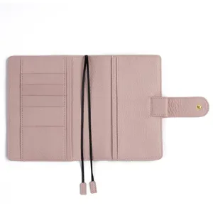 Rosa A6 Notizbuchhülle aus echtem Leder mit Kartenfächern, Gummibändern und Druckknopfverschluss.
