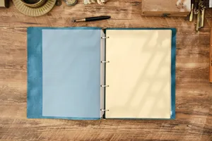 Primo piano dettaglio del taccuino ad anelli in vera pelle vintage in formato A4.