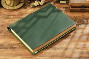 Taccuino A4 in vera pelle verde vintage con raccoglitore ad anelli dettaglio