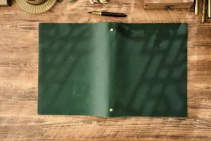 Copertina per quaderno ad anelli A4 in vera pelle verde scuro, raccoglitore stile vintage.