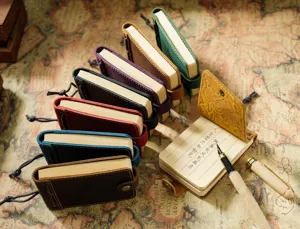 Cuaderno de bolsillo de cuero portatil estilo vintage con paginas rayadas y cierre practico.