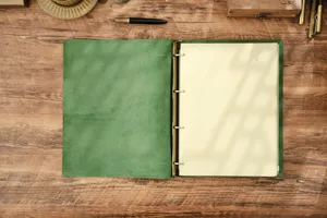 Quaderno con copertina in vera pelle verde formato A4 ad anelli per scrittura quotidiana.
