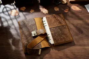 Elegante cuaderno vintage A5 de cuero genuino con grabado floral y cerradura con clave.