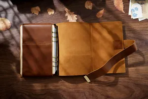 Cuaderno de cuero genuino A5 hecho a mano vintage, vista detallada con anillas metálicas y bolsillos.