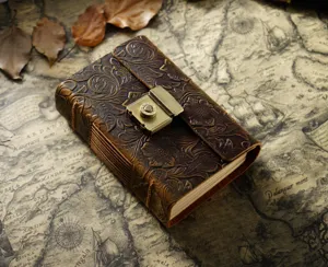 Vintage gepraegtes Lederjournal mit Messingschloss, handgemachtes Retro Tagebuch fur Geschenke.