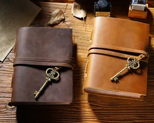 Dettaglio taccuino di viaggio in vera pelle vintage fatto a mano con chiave in bronzo.