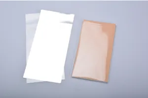 Sacs d'emballage en plastique transparent et recharge de carnet en papier kraft.