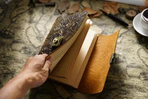 Vintage Leder Tagebuch Notizbuch mit Schloss, geprägtes Blumen Notizbuch für Geschenke.