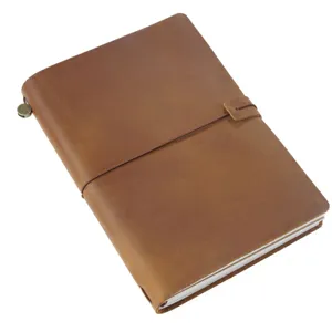 Carnet de voyage vintage en cuir marron agenda journal avec bande elastique et fermoir metal.
