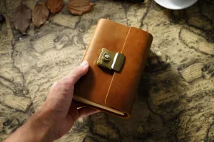 Vintage Notizbuch aus echtem Leder mit Metall Zahlenschloss, detaillierte Nahaufnahme.