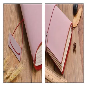 Taccuino da viaggio in pelle rosa diario con elastico rosso e segnalibro dettaglio.