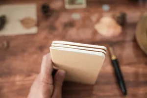 Recharge de carnet en papier kraft, pages intérieures lisses pour écriture et planification.
