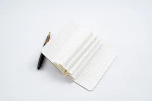 Pages de recharge pour carnet ligné avec design de cœur plié créatif et accessoire de stylo.
