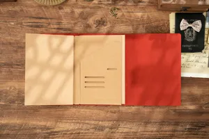 Detailansicht des Vintage Leder Reizenotizbuchs mit Einlagen und praktischen Fächern.