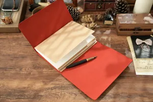 Vintage dreifach gefaltetes Leder Reisetagebuch Notizbuch mit kariertem Papier Retro Stil.