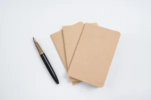 Carnet de notes en papier kraft recharge journal TN avec stylo-plume classique pour écriture.