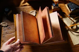 Diario in pelle vintage con carta invecchiata antica, taccuino retrò fatto a mano per scrittura.