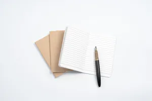 Vue détaillée du carnet de voyage journal avec couverture en papier kraft et pages lignées recharge.