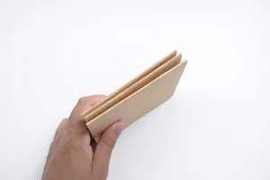Recharge de carnet en papier kraft, vue détaillée de la reliure agrafée et de l'épaisseur.