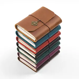 Nahaufnahme gestapelter Vintage Leder Reisejournale in vielen Farben mit Gummiband.