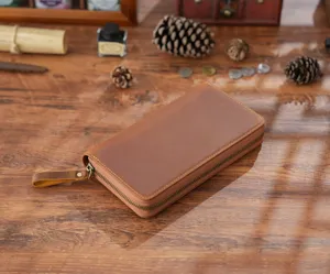 Braune Notizbuchhuelle aus Leder mit Reissverschluss fuer den taeglichen Gebrauch.
