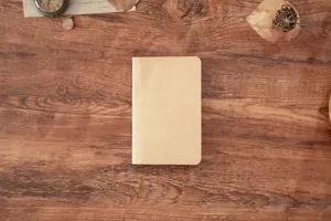 Vue detaillee d'un carnet de notes en papier kraft simple, recharge de style retro.