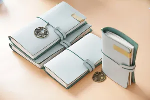 Set di taccuino da viaggio in vera pelle con ciondolo in metallo vintage ed elastico.