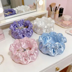 Satijn strik sieraden opbergdoos, bloemvormige bureau organizer voor kleine accessoires.