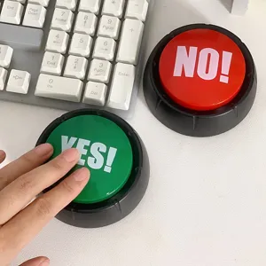Primer plano detallado de los botones buzzer interactivos con texto en un escritorio limpio.