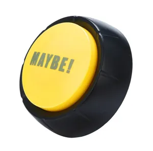 Primer plano detallado del divertido botón de sonido amarillo y negro para juegos y diversión.