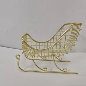 Gouden metalen draad kerstslee decoratie detail, mini desktop ornament display element.