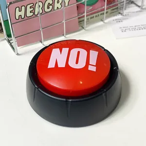 Vista de cerca del divertido botón zumbador de juego rojo y negro, ideal para juguetes interactivos.