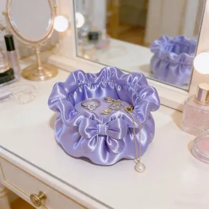 Paarse satijnen strik sieradendoosje, bloemblad vormige desktop organizer voor ringen en kettingen.