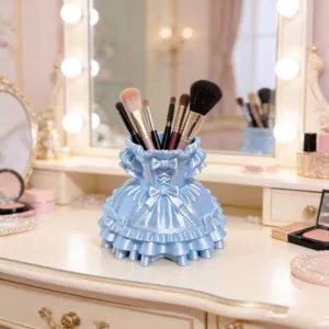Detail van blauwe prinsessenjurk make-up borstelhouder op kaptafel, esthetische organisator.
