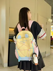 Großer gelb-rosa Schulrucksack für Schülerinnen mit süßem Pinguin-Schlüsselanhänger