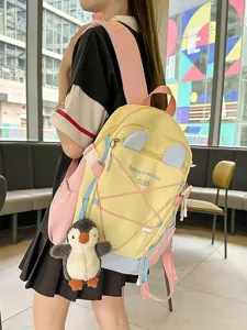 Großer Studenten-Rucksack in Gelb mit Hasenohren und Pinguin-Anhänger