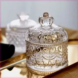 Détail bonbonnière en verre, contenant de stockage embossé avec couvercle couronne.