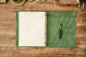 Vista dettagliata del taccuino con anelli in pelle verde vintage A4 con raccoglitore.