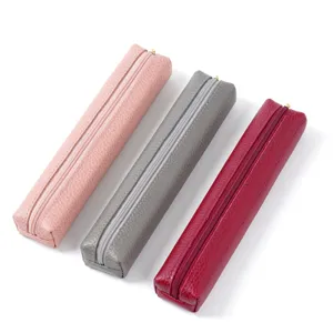 Astuccio per penne compatto in pelle minimalista in colori caramella, ideale per studenti.
